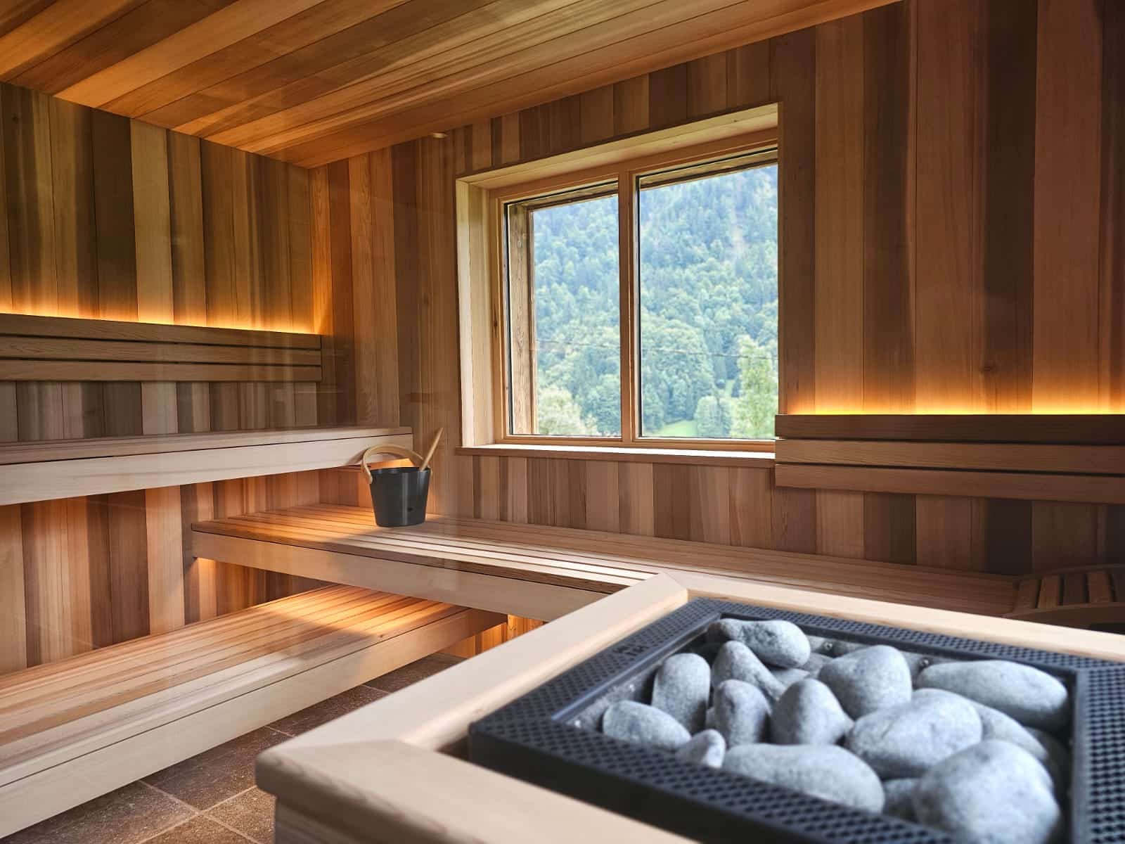 Sauna sur mesure habillage bois en Red Cedar Sauna sur mesure habillage bois en Red Cedar